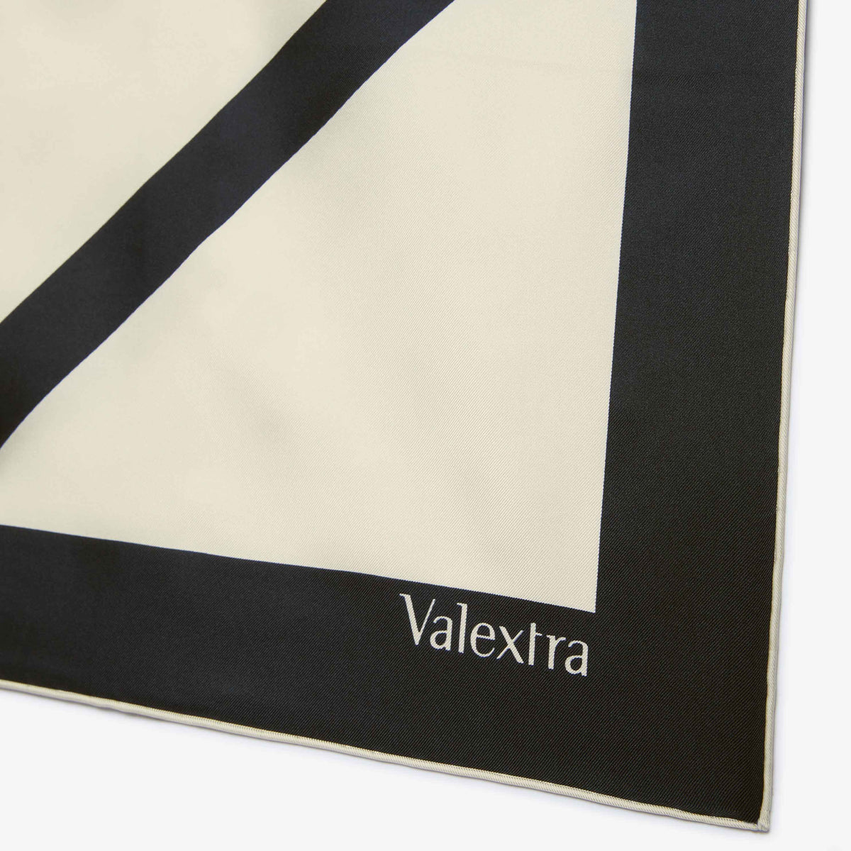 シルクスカーフ – Valextra - ヴァレクストラ 公式オンラインブティック