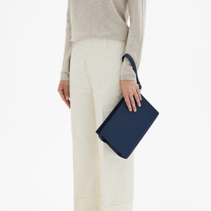 ヴァレクストラ　Vライン クラッチバッグ　サファイアブルー