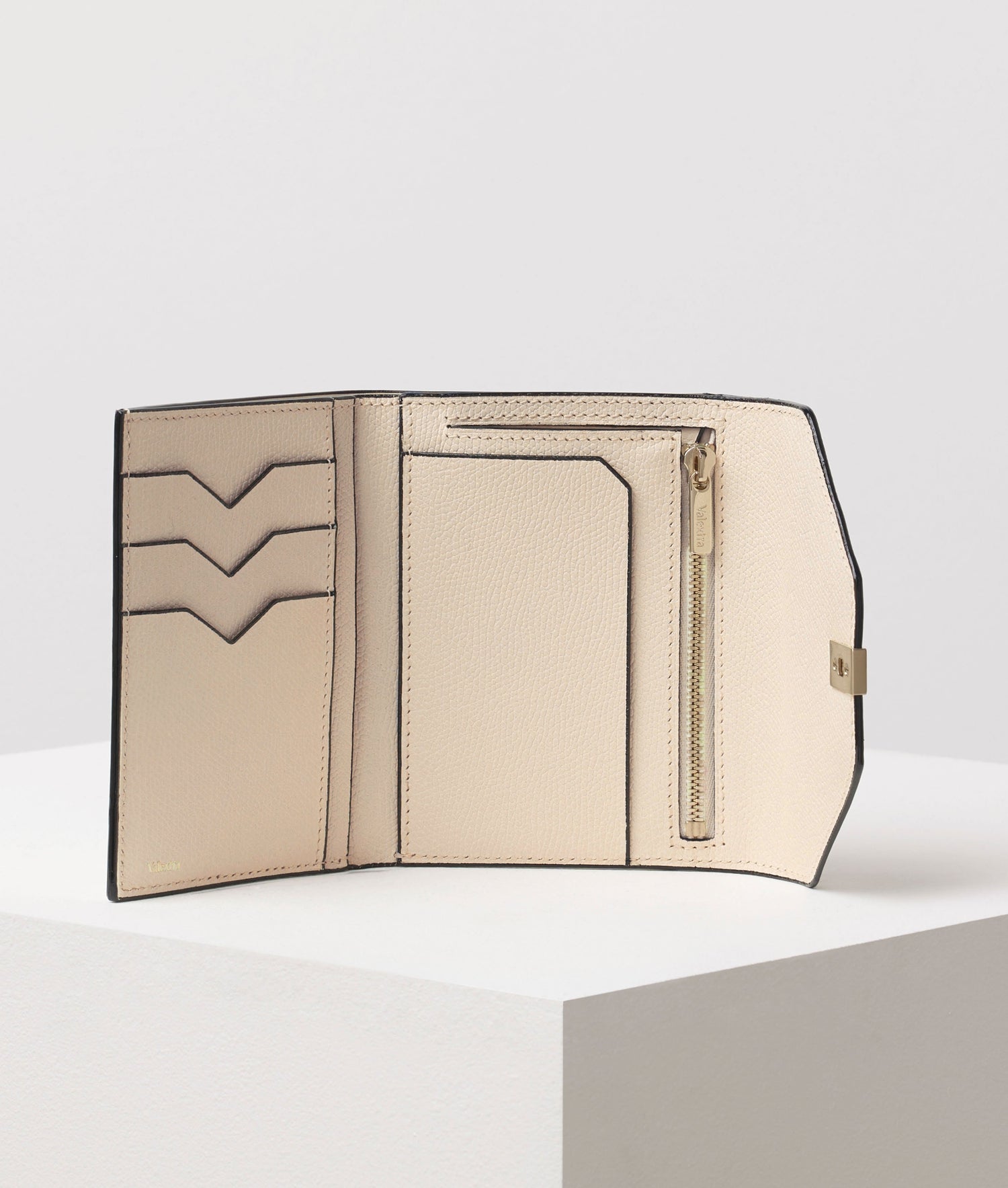 本革レディース二つ折り財布の知っておきたいアルチザンブランドであるヴァレクストラのイジィデ ウォレット